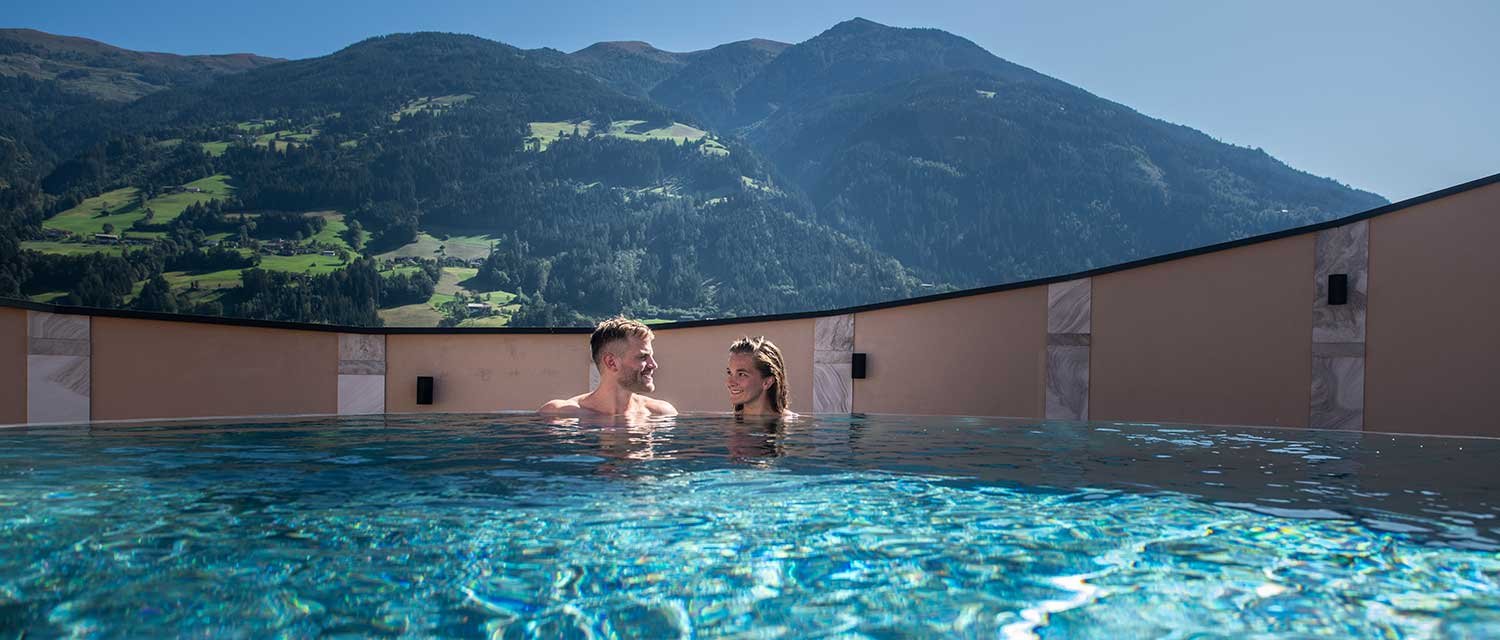 Pärchen im Außenbecken der Erlebnistherme Zillertal Schönwetter