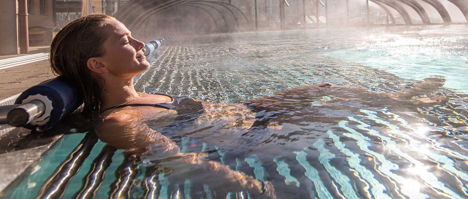 Massageliegen im Außenbecken der Erlebnistherme 