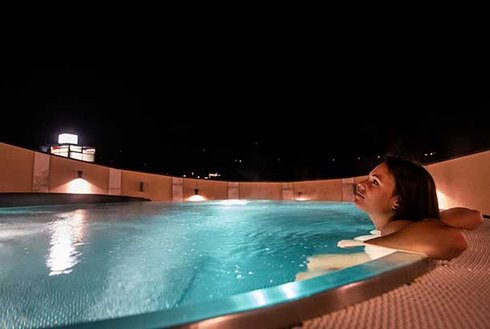 Tauchbecken Therme Außenansicht bei Nacht 