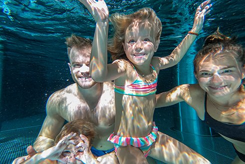 Unterwasserfoto Familie Erlebnistherme 