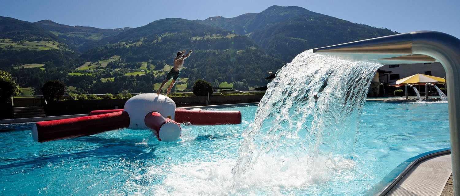 Freibad Fügen im Sommer Wasserfall Becken 