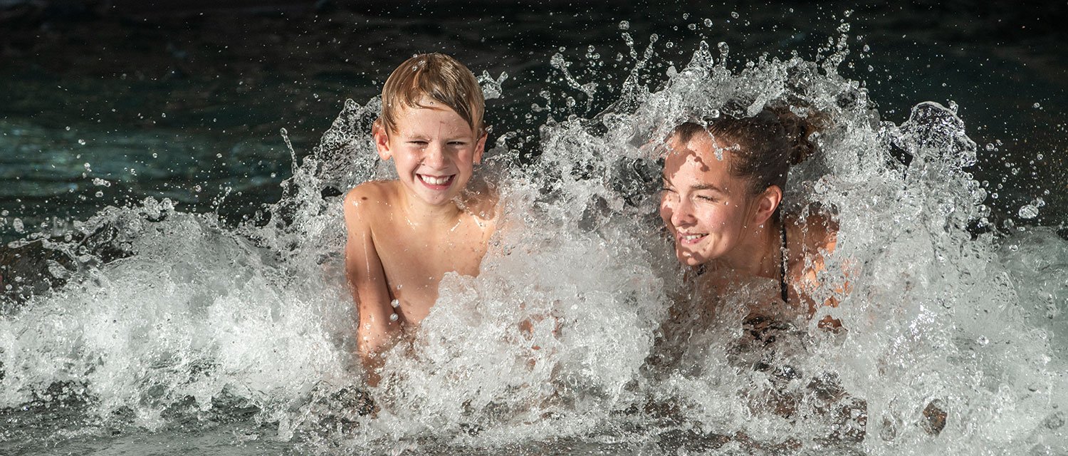 Familie im Wellenbecken der Erlebnistherme Zillertal 