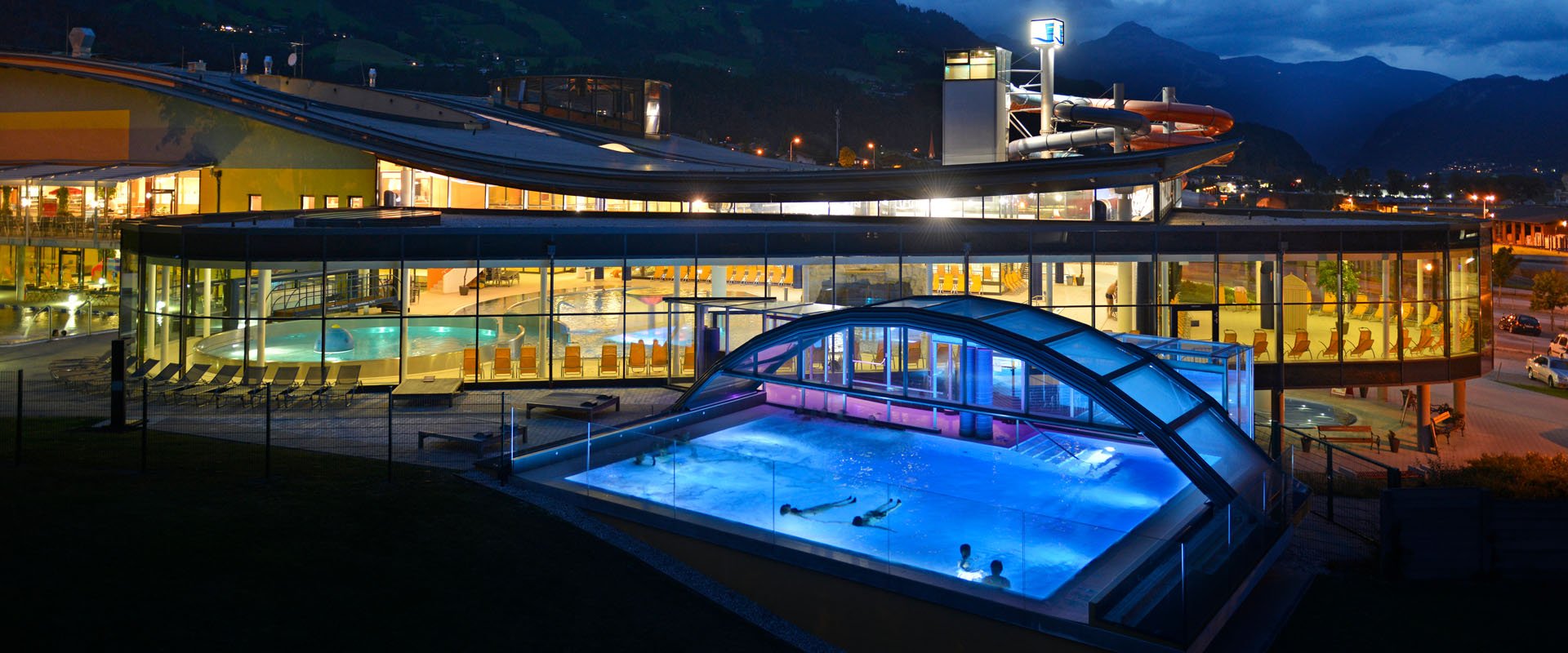 Außenansicht Therme bei Nacht 